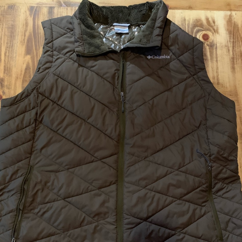 Men’s Columbia Omni Heat Vest size 2XL. Greenish brown in color. Great condition